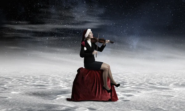 サンタ女性プレイ ヴァイオリン — ストック写真