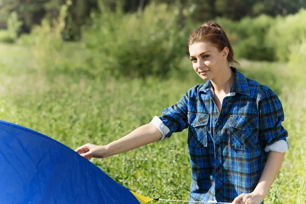 Woman fixing tent — Stock Photo, Image