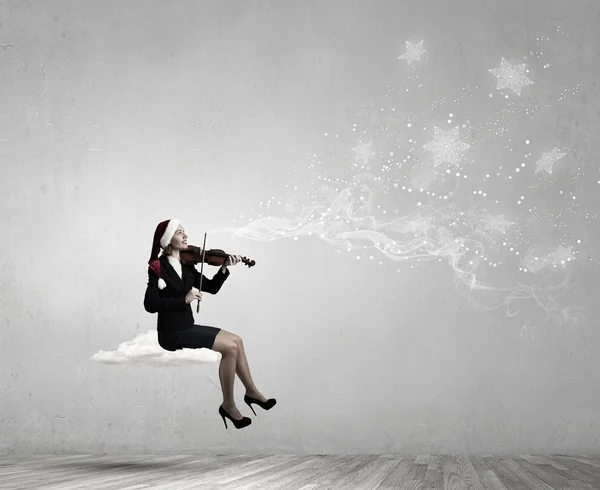Weihnachtsfrau spielt Geige — Stockfoto