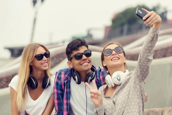 Haciendo una gran selfie — Foto de Stock