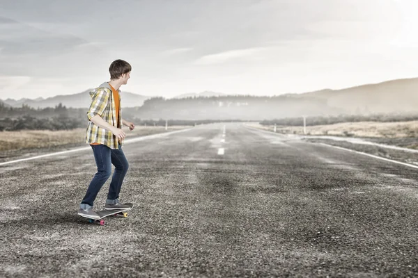 Rapaz andar de skate — Fotografia de Stock