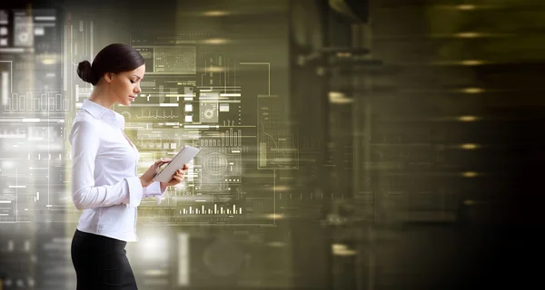 Mujer elegante con tableta pc — Foto de Stock