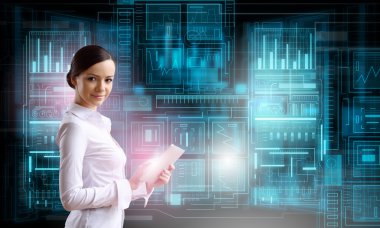 Zarif kadın Tablet PC'yi kullanma