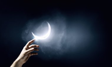 Parmak ulaşan ay gezegeni