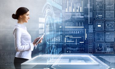 Zarif kadın Tablet PC'yi kullanma