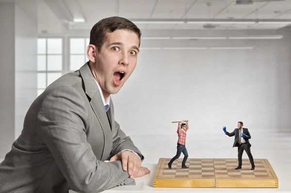 Empresário lutando no tabuleiro de xadrez — Fotografia de Stock