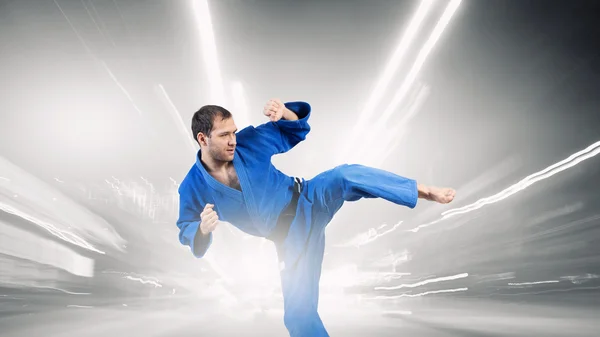 Karate hombre entrenamiento — Foto de Stock