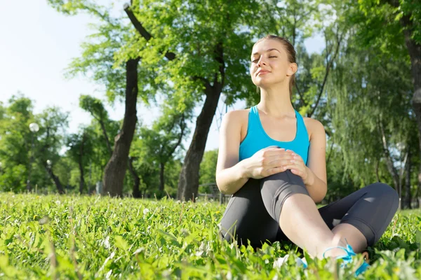 公園で瞑想の女性 — ストック写真