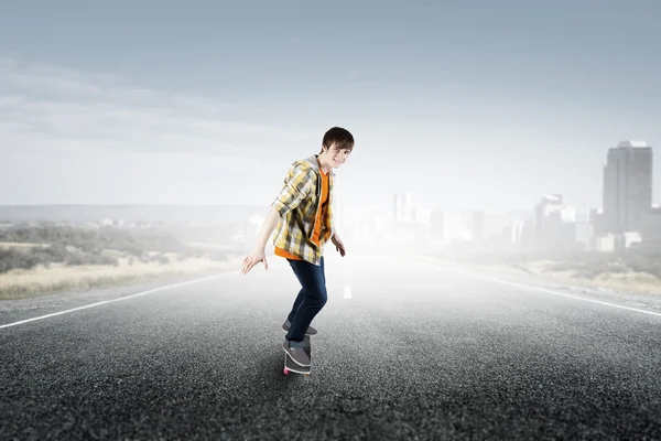 Rapaz andar de skate — Fotografia de Stock