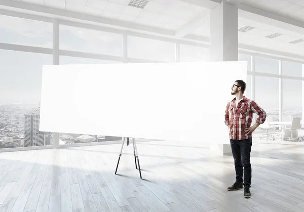 Tipo con tablero de presentación — Foto de Stock