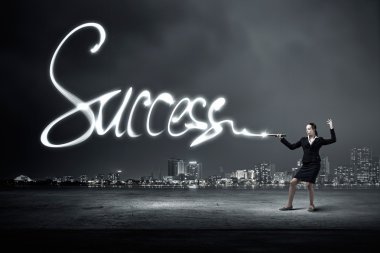 Fener ışığı ile çizim kadın