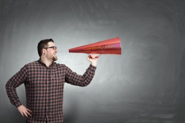 Adam olun duyuru içinde trompet