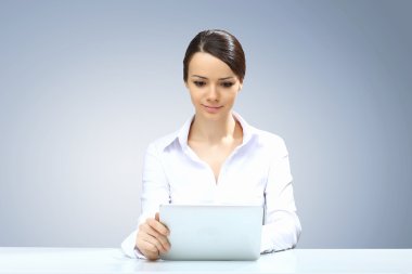 Zarif kadın Tablet PC'yi kullanma