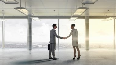iş ortakları el sıkışma