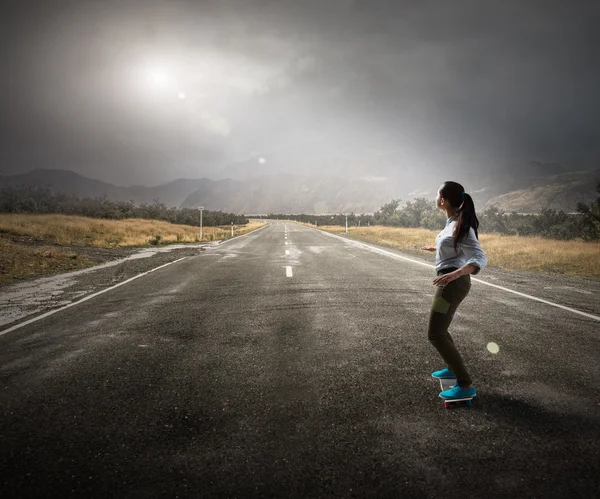 Ragazza corsa skateboard — Foto Stock