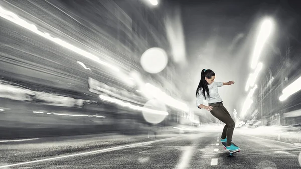 女の子に乗るスケート ボード — ストック写真