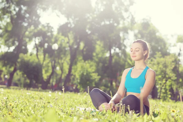 Mujer meditando en el parque — Foto de Stock