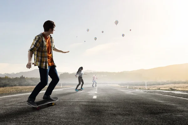 Young people riding skateboard — Stock Photo, Image