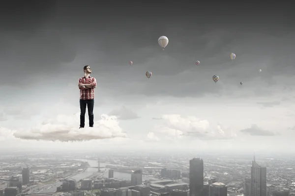 Mann schwebt auf Wolke sieben — Stockfoto