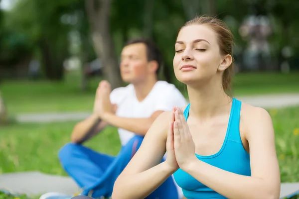 Att ha yoga praxis i park — Stockfoto