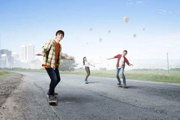 Young people riding skateboard — Stock Photo, Image