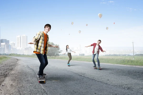 Junge Leute fahren Skateboard — Stockfoto