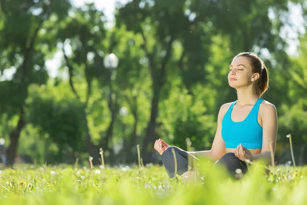 Kadın parkta meditasyon — Stok fotoğraf