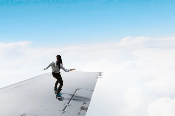 Chica sakting en ala de avión — Foto de Stock