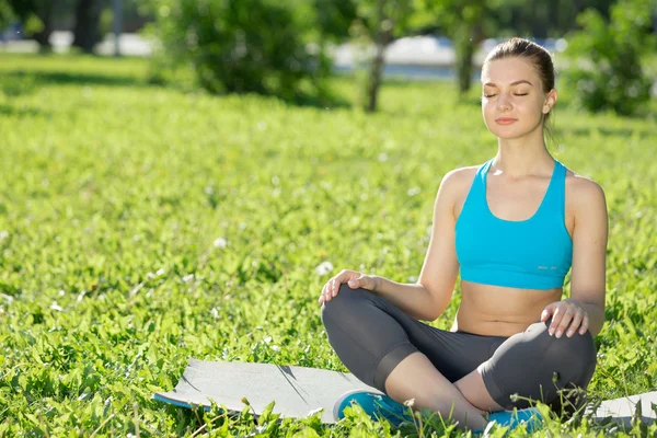 Kadın parkta meditasyon — Stok fotoğraf