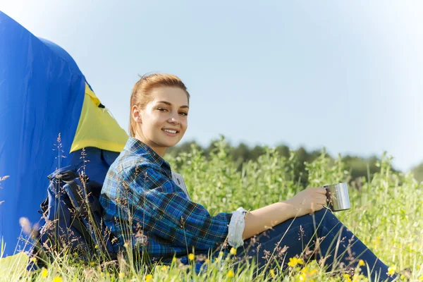 Kobieta turysta w las lato — Zdjęcie stockowe