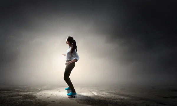 Girl ride skateboard — Stock Photo, Image