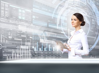 Zarif kadın Tablet PC'yi kullanma