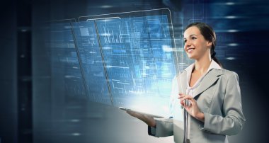 Zarif kadın Tablet PC'yi kullanma