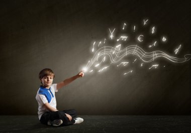 Boş odada okullu çocuk