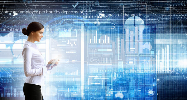 Элегантная женщина с планшетным ПК
