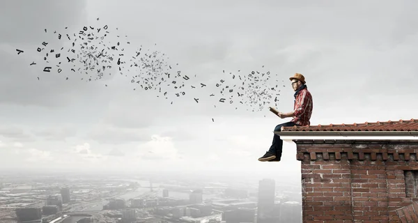 Hipster ragazzo con libro in mano — Foto Stock