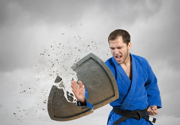 Homem de karaté em kimino azul — Fotografia de Stock