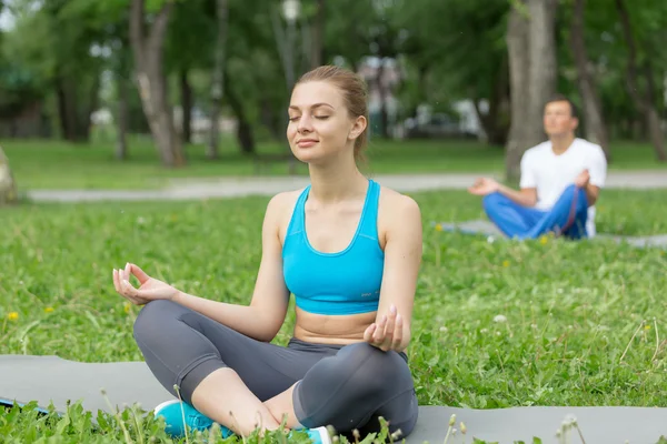Практика йоги в парке — стоковое фото