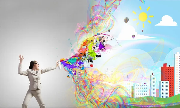 Mujer rociando pintura — Foto de Stock