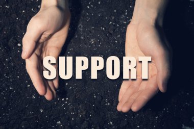 Avuç içi fikir kelime Yönetimi'nde gösterilen toprak zemin üzerine erkek eller