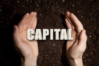 Avuç içi fikir kelime Yönetimi'nde gösterilen toprak zemin üzerine erkek eller