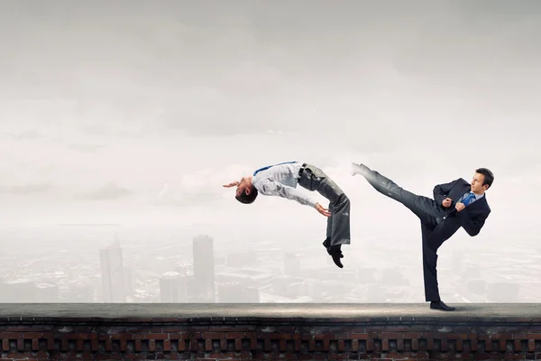 Batalla de dos hombres de negocios — Foto de Stock