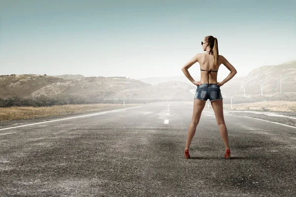 Hitch caminhante mulher na estrada — Fotografia de Stock