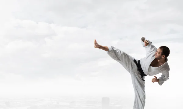 Karate man utbildning — Stockfoto