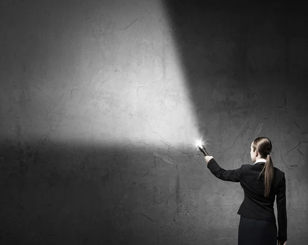 Dibujo de mujer con luz de linterna — Foto de Stock