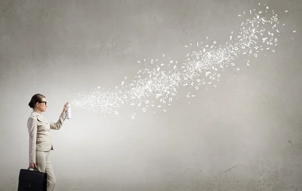 Mujer uso spray de pintura — Foto de Stock