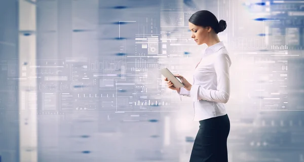 Mujer elegante con tableta pc —  Fotos de Stock