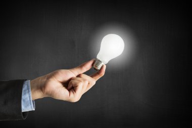 Ampul elinde parlayan