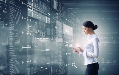 Zarif kadın Tablet PC'yi kullanma