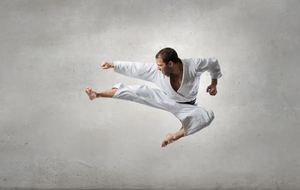 Karate man utbildning — Stockfoto